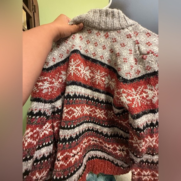 Denver Hayes Red and Gray Knit Pullover - Picture 5 of 5